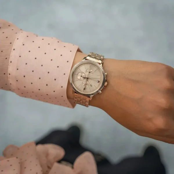 Różowozłoty zegarek ze wskazaniem 24 h oraz datownikiem – zdjęcie 4