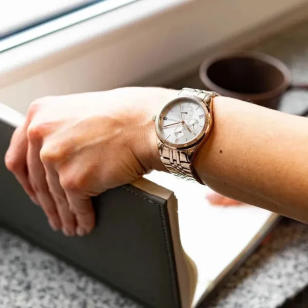 Srebrny zegarek z meshową bransoletą – zdjęcie 4