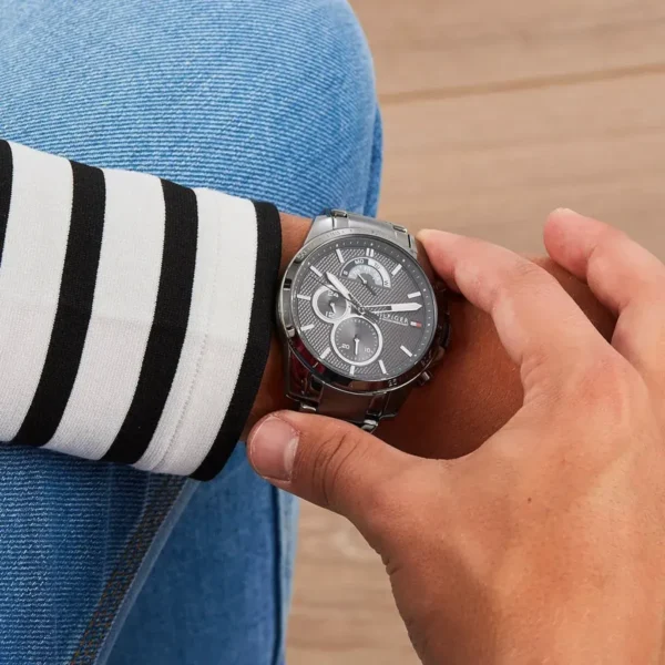 Szara tarcza chronograf z mesh bransoletą – zdjęcie 4