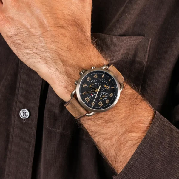 Brązowa tarcza ze skórzanym paskiem – zdjęcie 3