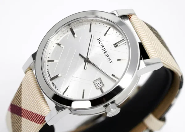 Zegarek Burberry BU9022 – ujęcie tarczy i koperty