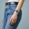 Zegarek damski Gucci G-Timeless YA1265043 tarcza z lapis lazuli i złote pszczoły zdjęcie 2 widok koperty i zapięcia